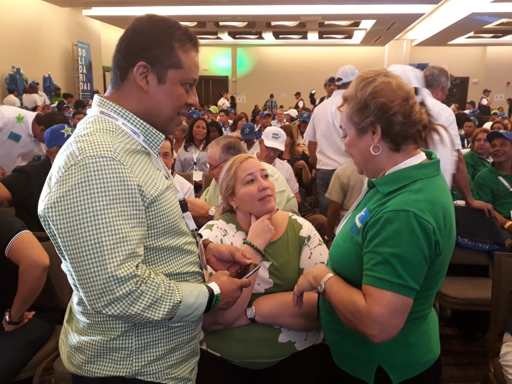 Deyanira Murgas junto al exgobernador de Panamá Rafael Pino Pinto. Foto/Víctor Arosemena Deyanira Murgas junto al exgobernador de Panamá Rafael Pino Pinto. Foto/Víctor Arosemena