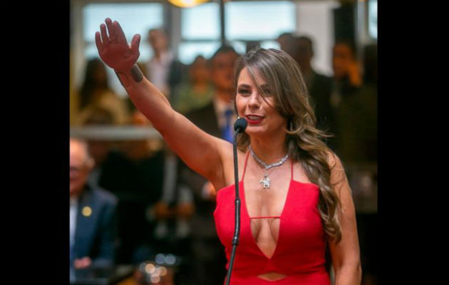 'Paulinha', la provocadora diputada que juró su cargo y alborotó las redes. Redes sociales. 'Paulinha', la provocadora diputada que juró su cargo y alborotó las redes. Redes sociales.