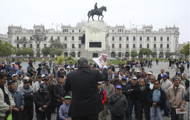 Gobierno de Perú no acepta la renuncia de la vicepresidenta Aráoz Un hombre habla sobre la situación política en la Plaza San Martín, Lima, Perú. Foto: AP.