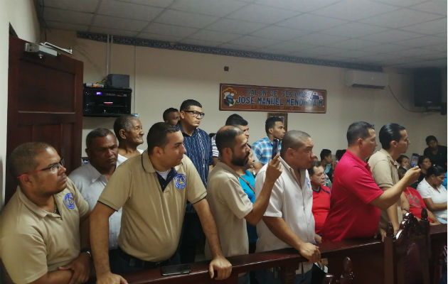 Taxistas en Panamá Oeste rechazan certificados de operación con el alfanumérico 13T y 13B Taxistas en la reunión en el Municipio de La Chorrera. Foto: Eric A. Montenegro.