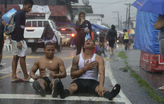 De rodillas, de espaldas y con un dolor a cuestas, miles de devotos pagaron "sus penitencias", por los milagros del Cristo Negro, en Portobelo. EFE De rodillas, de espaldas y con un dolor a cuestas, miles de devotos pagaron "sus penitencias", por los milagros del Cristo Negro, en Portobelo. EFE