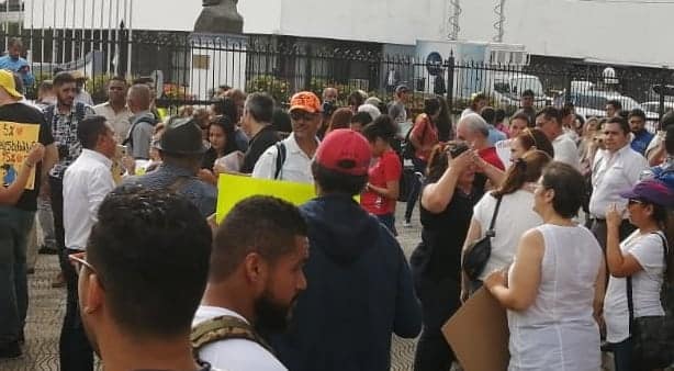 Los manifestantes exigen que cese el despilfarro de los fondos del Estado y se hagan las investigaciones necesarias. Los manifestantes exigen que cese el despilfarro de los fondos del Estado y se hagan las investigaciones necesarias.
