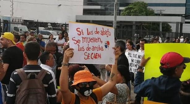 Los manifestantes exigen que cese el despilfarro de los fondos del Estado y se hagan las investigaciones necesarias. Los manifestantes exigen que cese el despilfarro de los fondos del Estado y se hagan las investigaciones necesarias.