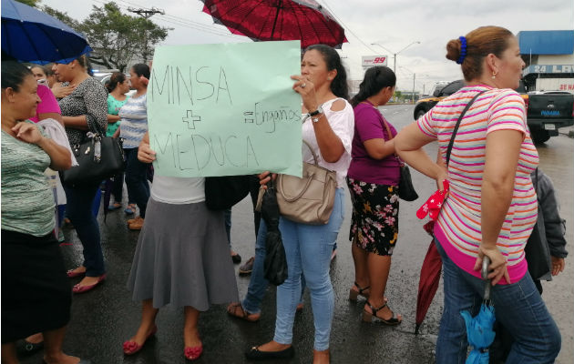 Acudientes y docentes de la escuela Victoria D’ Spiney cierran vía en La Chorrera e Los manifestantes bloquearon el paso por la Interamericana. Foto: Eric A. Montenegro.