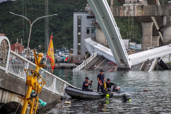 Las autoridades inspeccionan el puente para determinar que causó su colapso. FOTO/AP Las autoridades inspeccionan el puente para determinar que causó su colapso. FOTO/AP