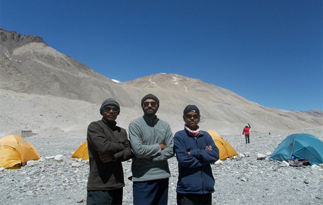Purna con sus compañeros en la base del Monte Everest. Foto.Facebook