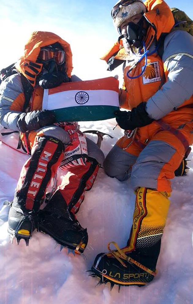 Purna con unos de sus compañeros de la expedición y la bandera de India. Foto.Facebook
