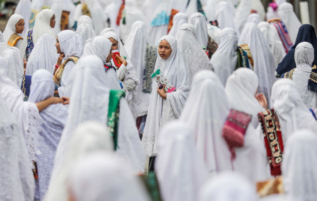 Más de 230 millones de musulmanes celebran el inicio del Ramadán en Indonesia Más tarde, a la caída del sol, los indonesios se reúnen para romper el ayuno durante el "iftar".