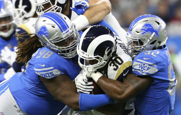 Todd Gurley (30) de los Rams es bloqueado por dos jugadores de Detroit Lions. Foto:AP Todd Gurley (30) de los Rams es bloqueado por dos jugadores de Detroit Lions. Foto:AP