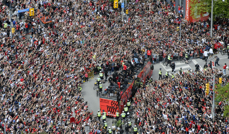 Recorrido de los jugadores de los Raptors por las calles de Toronto. Foto AP Recorrido de los jugadores de los Raptors por las calles de Toronto. Foto AP