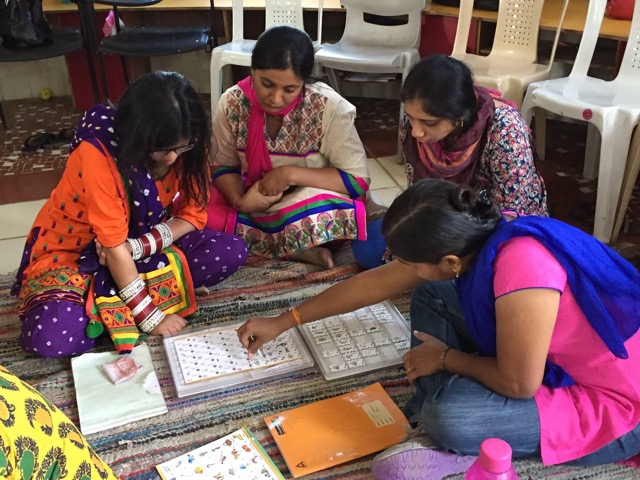 En Gujarat, India, las maestras aprenden a manejar la metodología en forma práctica, de tal manera que pueden replicarla fácilmente con sus estudiantes. En Gujarat, India, las maestras aprenden a manejar la metodología en forma práctica, de tal manera que pueden replicarla fácilmente con sus estudiantes.