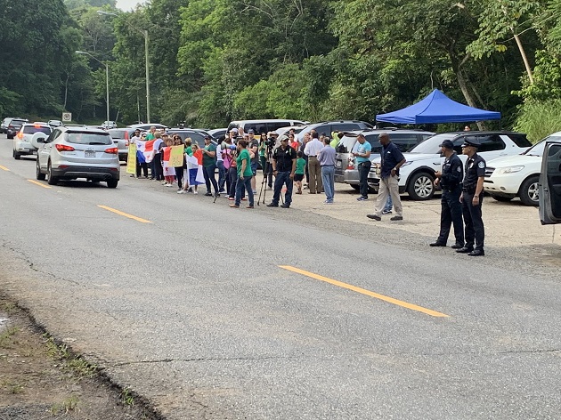 Los residentes de protagonizaron una protesta pacífica en la vía principal de Clayton. Los residentes de protagonizaron una protesta pacífica en la vía principal de Clayton.