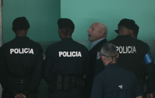 Expresidente Ricardo Martinelli retorna a la audiencia luego de ser estabilizado. Foto: Víctor Arosemena. Expresidente Ricardo Martinelli retorna a la audiencia luego de ser estabilizado. Foto: Víctor Arosemena.