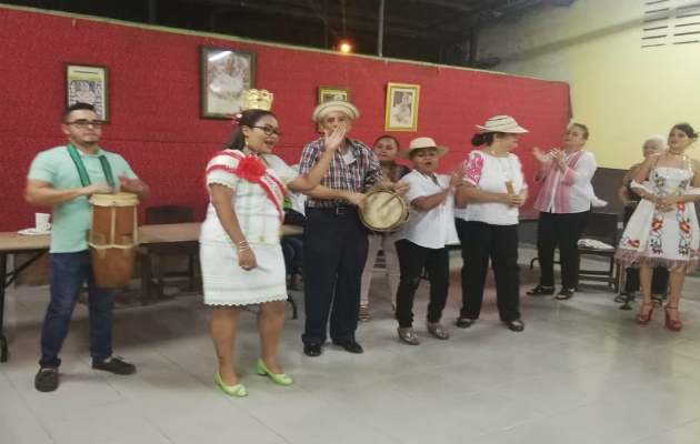 El tradicional tamborito es parte de las actividades que desarrollan los santeños residente en San Miguelito. El tradicional tamborito es parte de las actividades que desarrollan los santeños residente en San Miguelito.