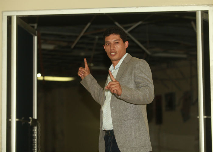 Eduardo Frías muestra los primeros trabajos que se hacen en el local que tendrá la fundación en el Rod Carew. Foto Anayansi Gamez Eduardo Frías muestra los primeros trabajos que se hacen en el local que tendrá la fundación en el Rod Carew. Foto Anayansi Gamez