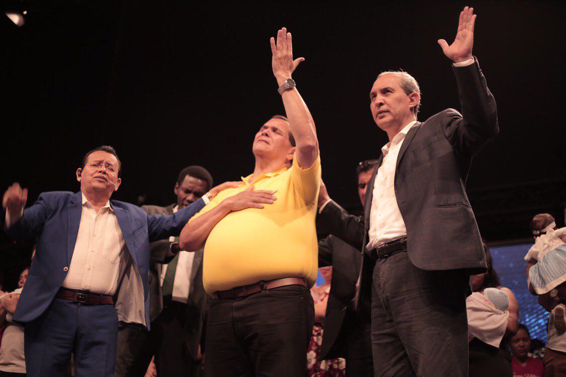 De la mano de Dios Sergio "Chello" Gálvez busca ganar la alcaldía el 5 de mayo. Foto: Cortesía. De la mano de Dios Sergio "Chello" Gálvez busca ganar la alcaldía el 5 de mayo. Foto: Cortesía.