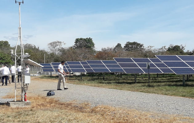 Bill Clinton inaugura en David, Chiriquí, el parque solar más grande en Panamá Son en total 138,960 paneles solares Jinko. Foto: Mayra Madrid.
