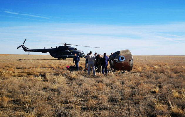 Astronautas salvan la vida tras fallo en lanzamiento de la nave Soyuz rusa. La cápsula cayó en una llanura a 450 km al noreste de Kazakhstan. Foto: AP.