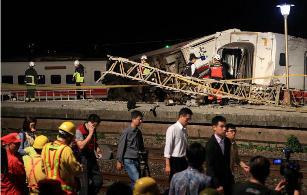 Al menos 22 muertos y 171 heridos en accidente de tren en Taiwán. Rescatistas buscan heridos dentro de los vagones. Foto: EFE.