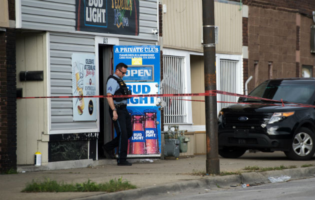 Cuatro muertos y cinco heridos en tiroteo en un bar de Kansas (EE.UU) Un policía en la escena del tiroteo en el Tequila KC Bar en Kansas City. Foto: AP.