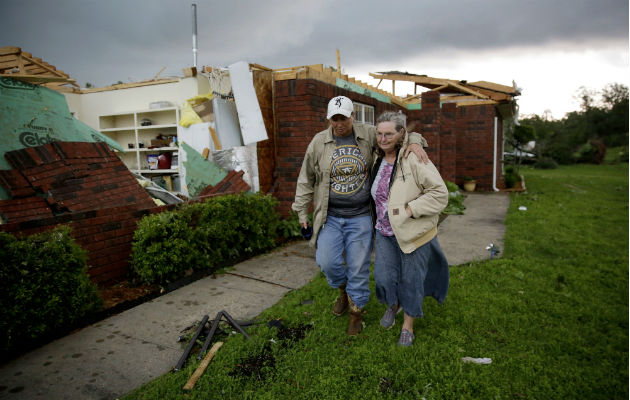 Más de treinta tornados se registran en el centro de Estados Unidos Una madre y su hijo tras su vivienda destruida por la tormenta. Foto: AP.