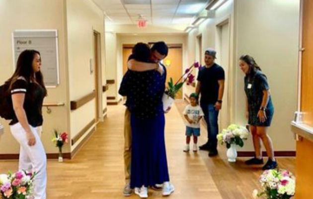 Familia sobrevivientes de la tragedia de Costamare se reencuentran. Foto/Redes Sociales Familia sobrevivientes de la tragedia de Costamare se reencuentran. Foto/Redes Sociales