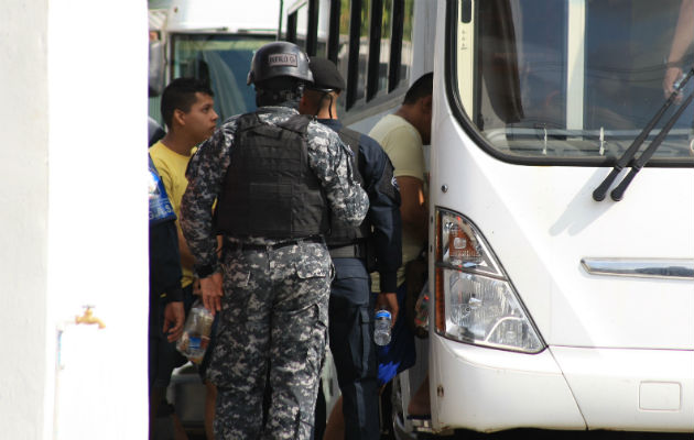 Reos lanzan armas punzocortantes y celulares durante desalojo de cárcel de La Chorrera Fuerzas especiales y antimotines de la Policía Nacional apoyaron el traslado de los reclusos. Foto: Eric A. Montenegro.