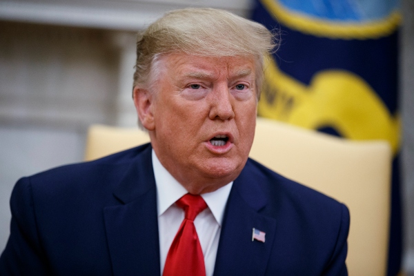 El presidente estadounidense Donald Trump,llamó al embajador británico "chiflado, estúpido e imbécil pomposo" FOTO/AP