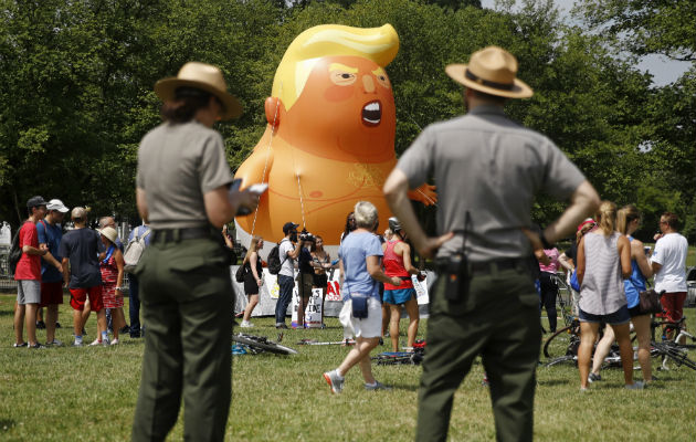 El globo infable "Bebe Trump" también fue atracción el 4 de julio. Foto: AP. 