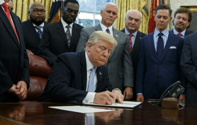 Trump veta negocios con firmas extranjeras como Huawei contra espionaje Trump proclamó la orden invocando una ley de 1977. Foto: Archivo/Ilustrativa.