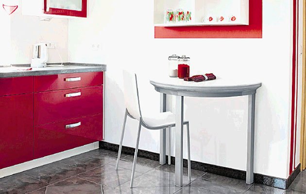Un media mesa se integra en la cocina de un apartamento estilo estudio