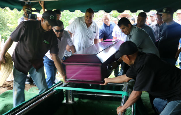 Realizan honras fúnebres de profesora víctima de femicidio en Santiago Familiares, estudiantes, docentes, vecinos y amigos asistieron al funeral. Foto: Melquíades Vásquez.
