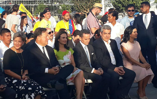 El presidente Juan Carlos Varela, la primera dama, Lorena Castillo de Varela y la Canciller Isabel Saint Malo estuvieron en la misa de apertura de la JMJ. Foto: Cancillería de Panamá. El presidente Juan Carlos Varela, la primera dama, Lorena Castillo de Varela y la Canciller Isabel Saint Malo estuvieron en la misa de apertura de la JMJ. Foto: Cancillería de Panamá.