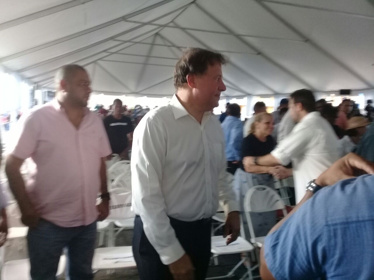 Diputado colonense tilda de “payaso” al ex mandatario Juan Carlos Varela. Juan Carlos Varela (centro) criticado por colonenses. Foto: Archivo/Ilustrativa.