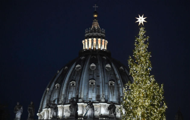 Árbol de Navidad y monumental nacimiento de arena son inaugurados en el Vaticano El abeto de Navidad procede del Bosque del Cansiglio.