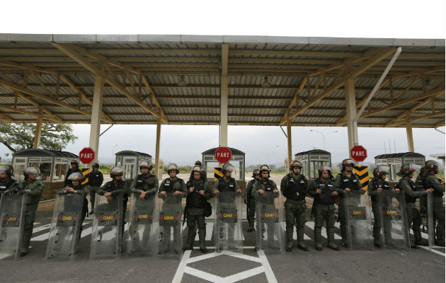 Guaidó califica de crimen lesa humanidad impedir ingreso de ayuda humanitaria Guardias Bolivarianos apostados en paso fronterizo de Cúcuta. Foto: AP.
