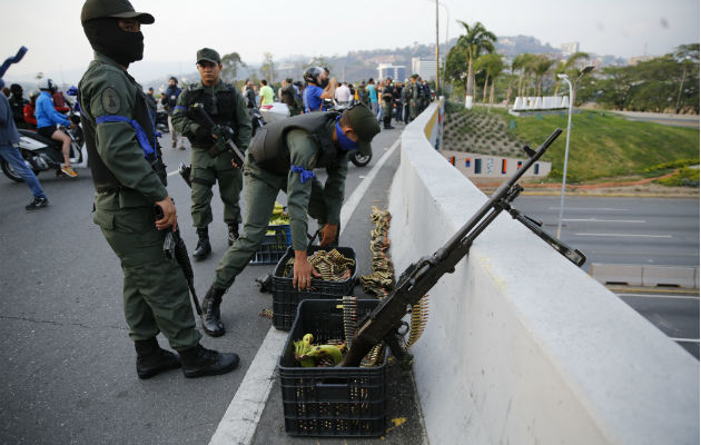 Los soldados toman posiciones en un paso elevado próximo a la base aérea de Carlota en Caracas, Venezuela. FOTO/AP Los soldados toman posiciones en un paso elevado próximo a la base aérea de Carlota en Caracas, Venezuela. FOTO/AP