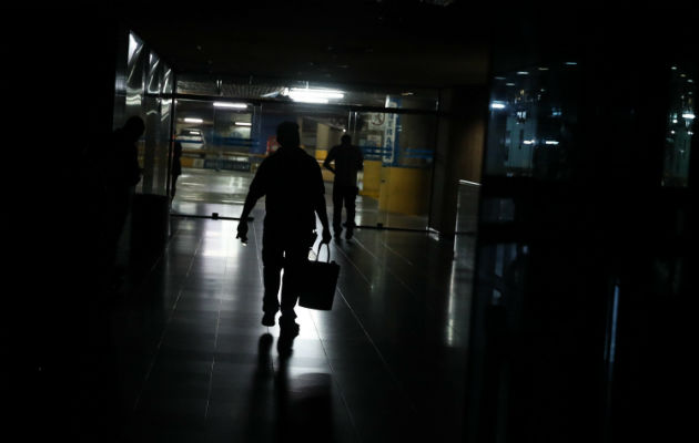 Venezuela: lanzan gas lacrimógeno en mitin de Guaidó y ocurre otro apagón Personas caminan durante un nuevo corte del servicio eléctrico este viernes, en una estación del metro en Caracas. Foto: EFE.