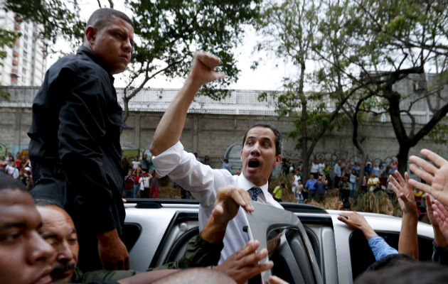 Venezuela: lanzan gas lacrimógeno en mitin de Guaidó y ocurre otro apagón Guaidó en el mitin de este viernes en Caracas. Foto: AP.