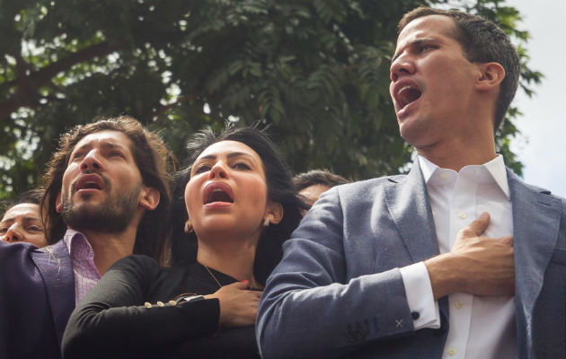 Almagro saluda "asunción" de Guaidó como "presidente interino" de Venezuela Juan Guaidó (d), en una concentración de opositores al Gobierno. Foto: EFE.