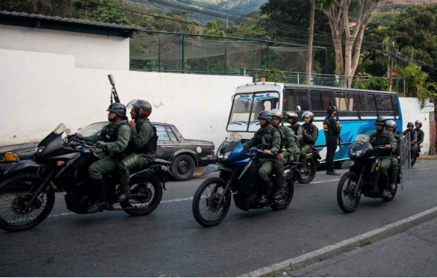 Chavistas controlan rebelión militar horas antes de que la oposición tome las calles Guardia bolivarianos recorren en moto las calles. Foto: EFE.