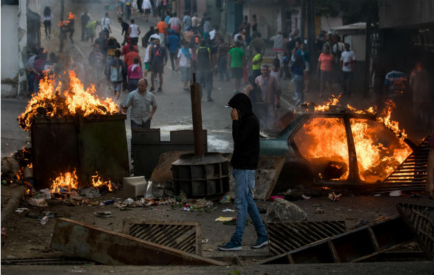 Chavistas controlan rebelión militar horas antes de que la oposición tome las calles Civiles montaron barricadas incendiarias en apoyo a los militares insurrectos. Foto: EFE,