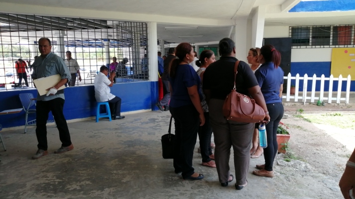 Los educadores del colegio Veracruz, se reunieron con el fin de prepararse para las honras fúnebres de la educadora. Foto/Eric Montenegro Los educadores del colegio Veracruz, se reunieron con el fin de prepararse para las honras fúnebres de la educadora. Foto/Eric Montenegro