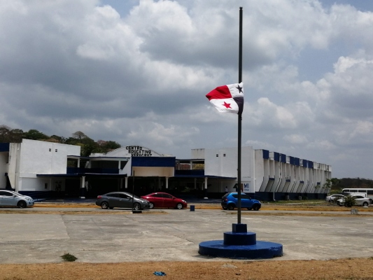En el colegio Veracruz, la bandera estaba a media asta en señal de luto por la muerte de la directora Norma Edith Cerrud Arancibia. Foto/Eric montenegro En el colegio Veracruz, la bandera estaba a media asta en señal de luto por la muerte de la directora Norma Edith Cerrud Arancibia. Foto/Eric montenegro