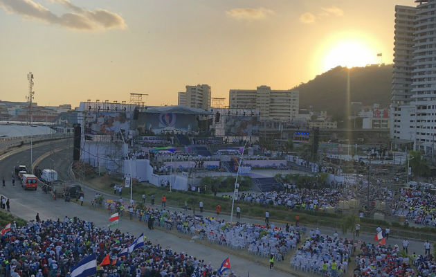 Papa Francisco: "Esta sociedad consume y se consume", mensaje en el Viacrucis de la Cinta Costera. Foto: JMJ Papa Francisco: "Esta sociedad consume y se consume", mensaje en el Viacrucis de la Cinta Costera. Foto: JMJ