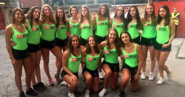 Las jugadoras de voleibol. Las jugadoras de voleibol.
