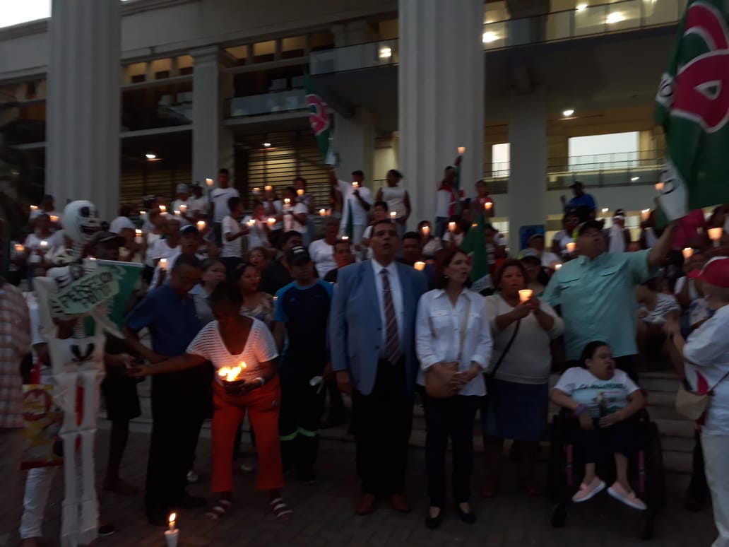 Seguidores del expresidente Ricardo Martinelli realizan una vigilia exigiendo se respete el derecho del exmandatario de ser candidato a alcalde y diputado. Seguidores del expresidente Ricardo Martinelli realizan una vigilia exigiendo se respete el derecho del exmandatario de ser candidato a alcalde y diputado.