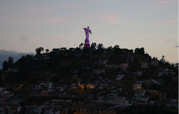 La Virgen del Panecillo de Quito se ilumina de rosa contra el cáncer de mama La estatua de la virgen está enclavada en un cerro desde el que se divisa el casco colonial de la urbe. Foto: EFE.