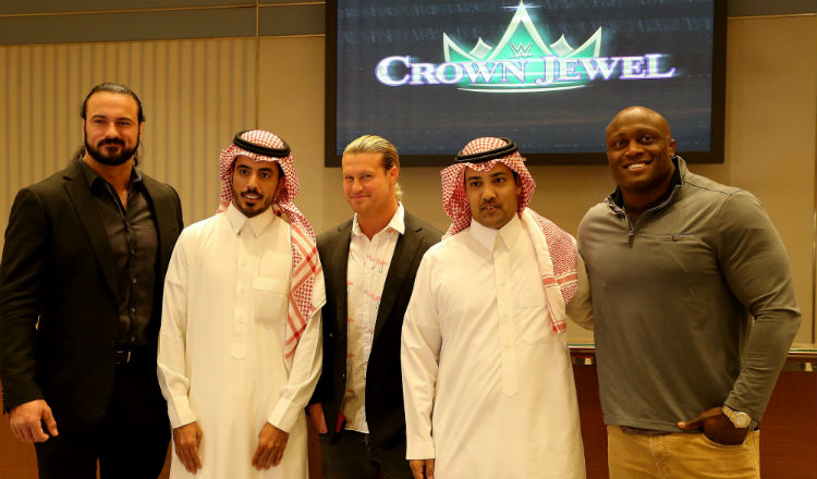 Los luchadores Drew McIntyre (i), Dolph Ziggler (2i), y Bobby Lashley (d) posan con aficionados en Arabia Saudi. Foto EFE Los luchadores Drew McIntyre (i), Dolph Ziggler (2i), y Bobby Lashley (d) posan con aficionados en Arabia Saudi. Foto EFE