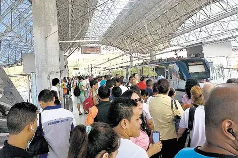 Usuarios viven un caos por la paralización del metro 